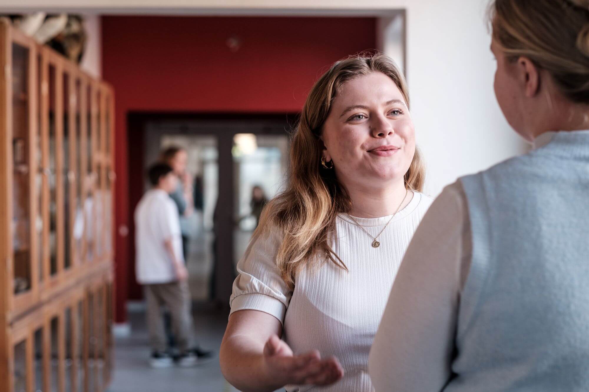 Lærer I Samtale På Gang DSCF2576