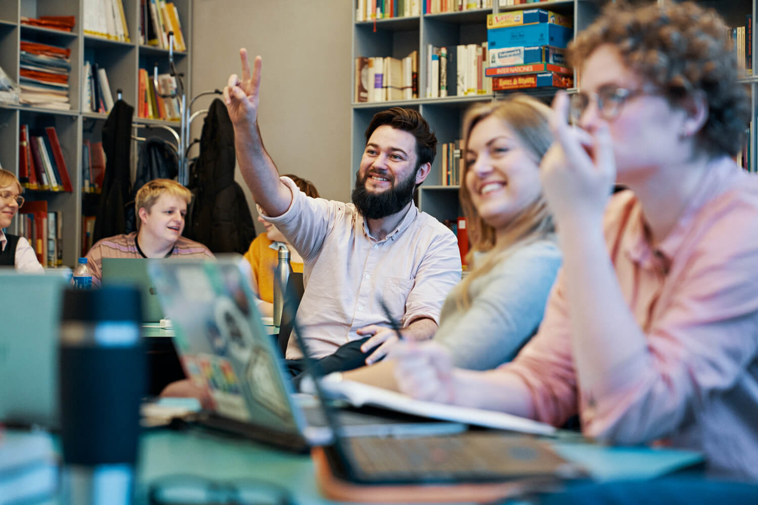 Studerende Med Oprakt Hånd DSC3489