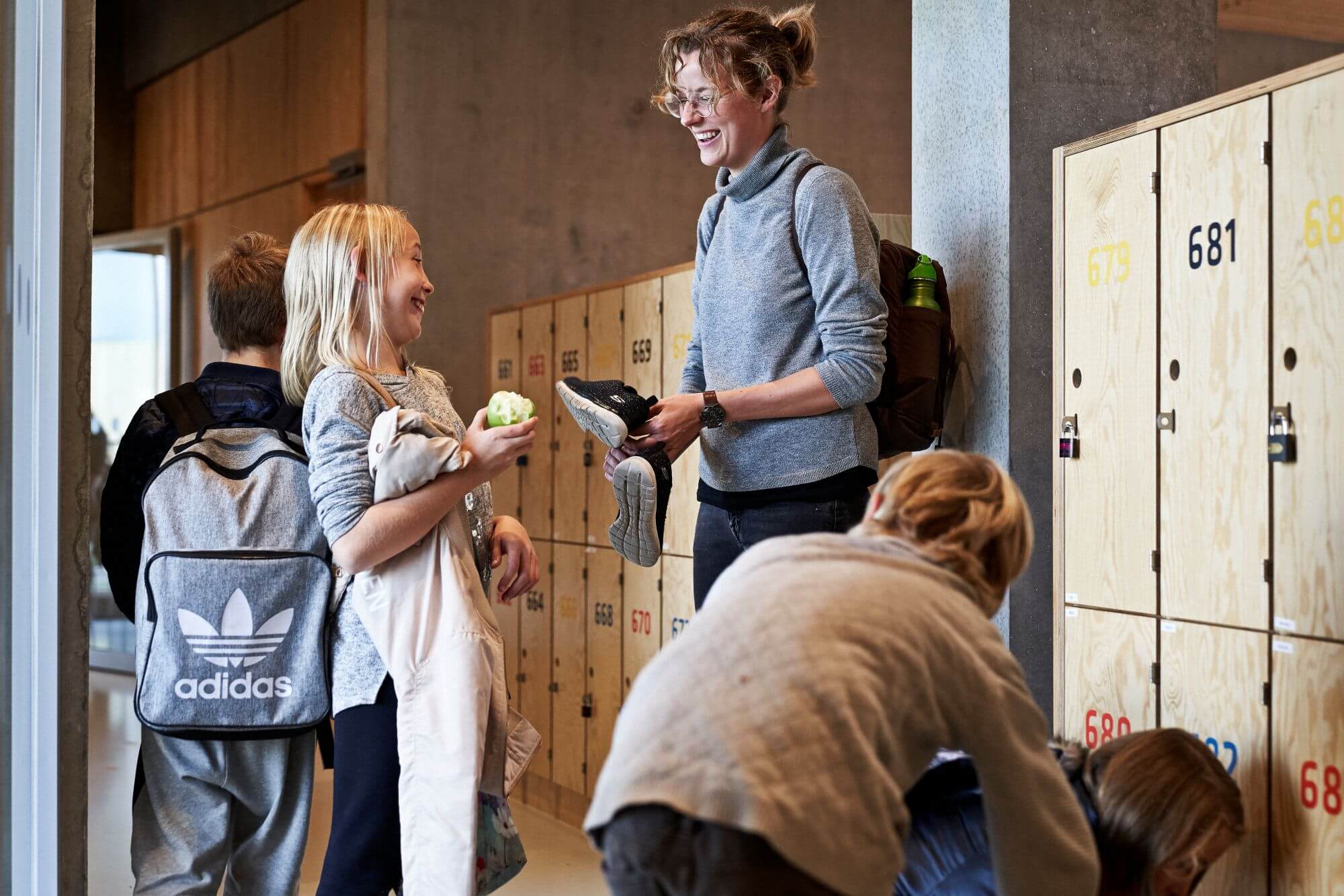 Lærer Og Elev Snakker På Gangen DSC2762