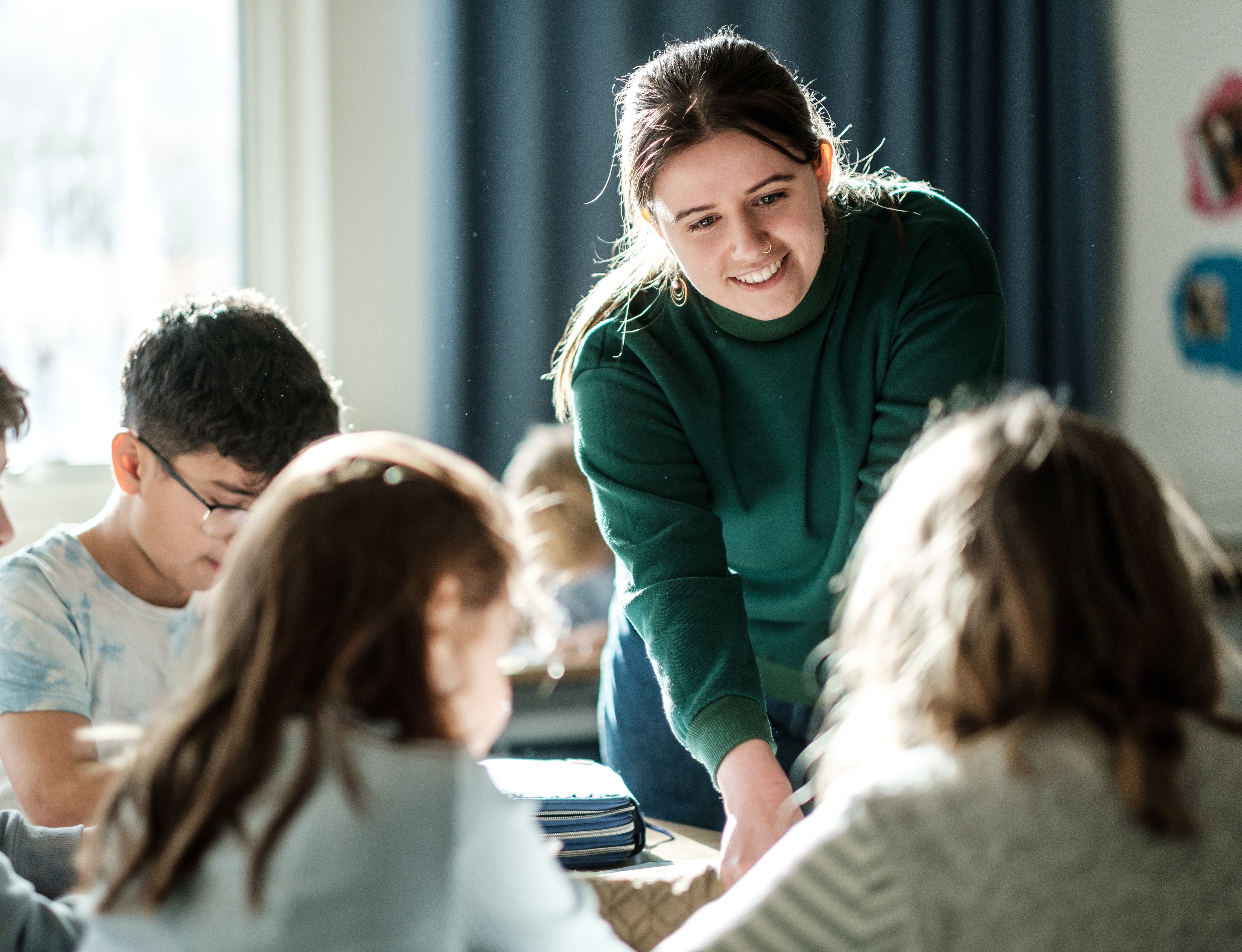 Hjælper Elev Ved Plads DSCF2206 Beskåret