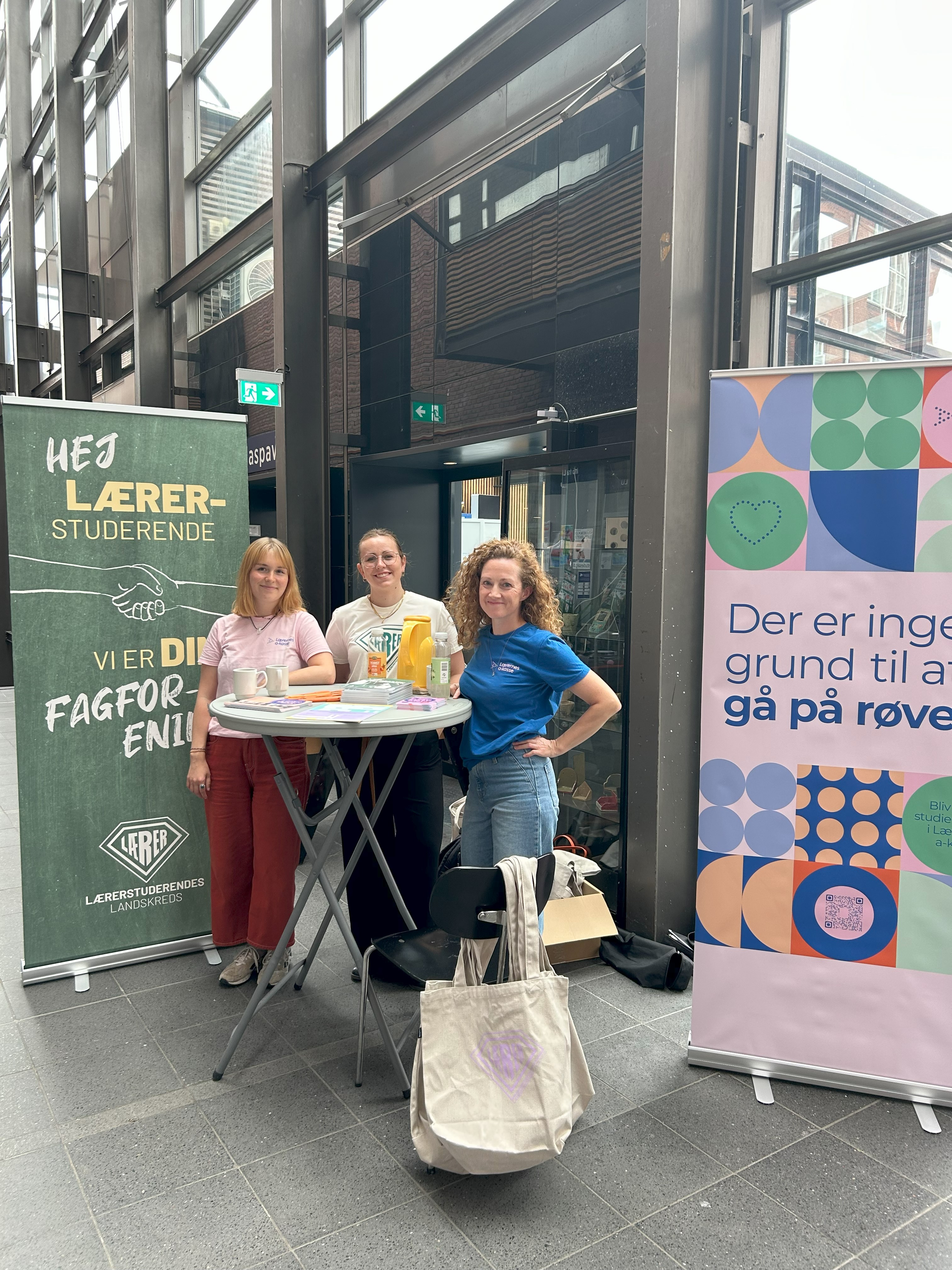 LL Og LAKA Står På Stand